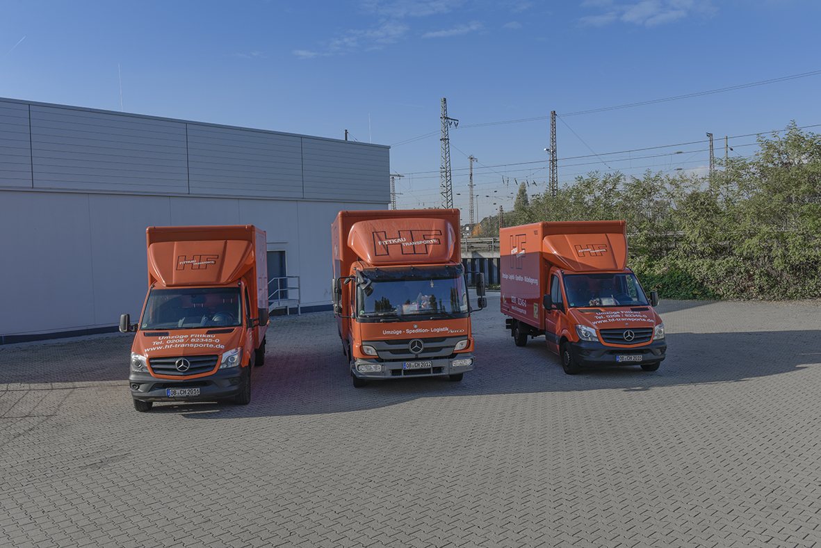Umzugswagen von H.F. Transporte auf dem Betriebshof in Oberhausen